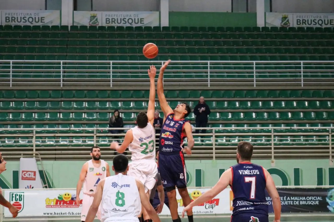  Brusque Basquete/FME &eacute; superado em casa no cl&aacute;ssico contra Blumenau