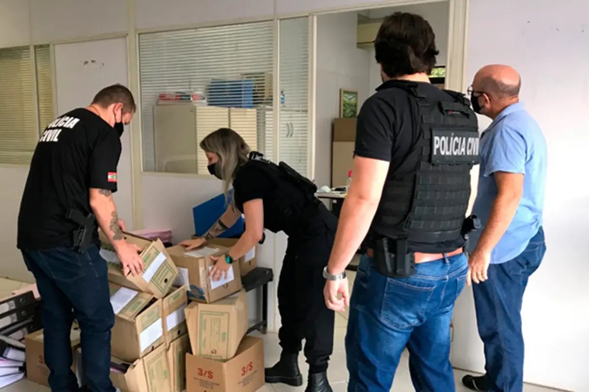 Pol&iacute;cia Civil faz apreens&atilde;o na prefeitura de Nova Trento