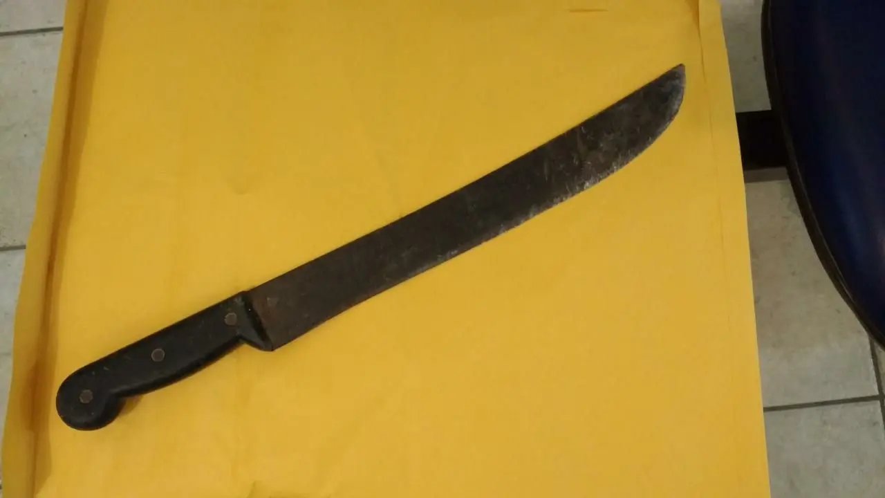 Jovem é golpeado com facão no pescoço após desentendimento
