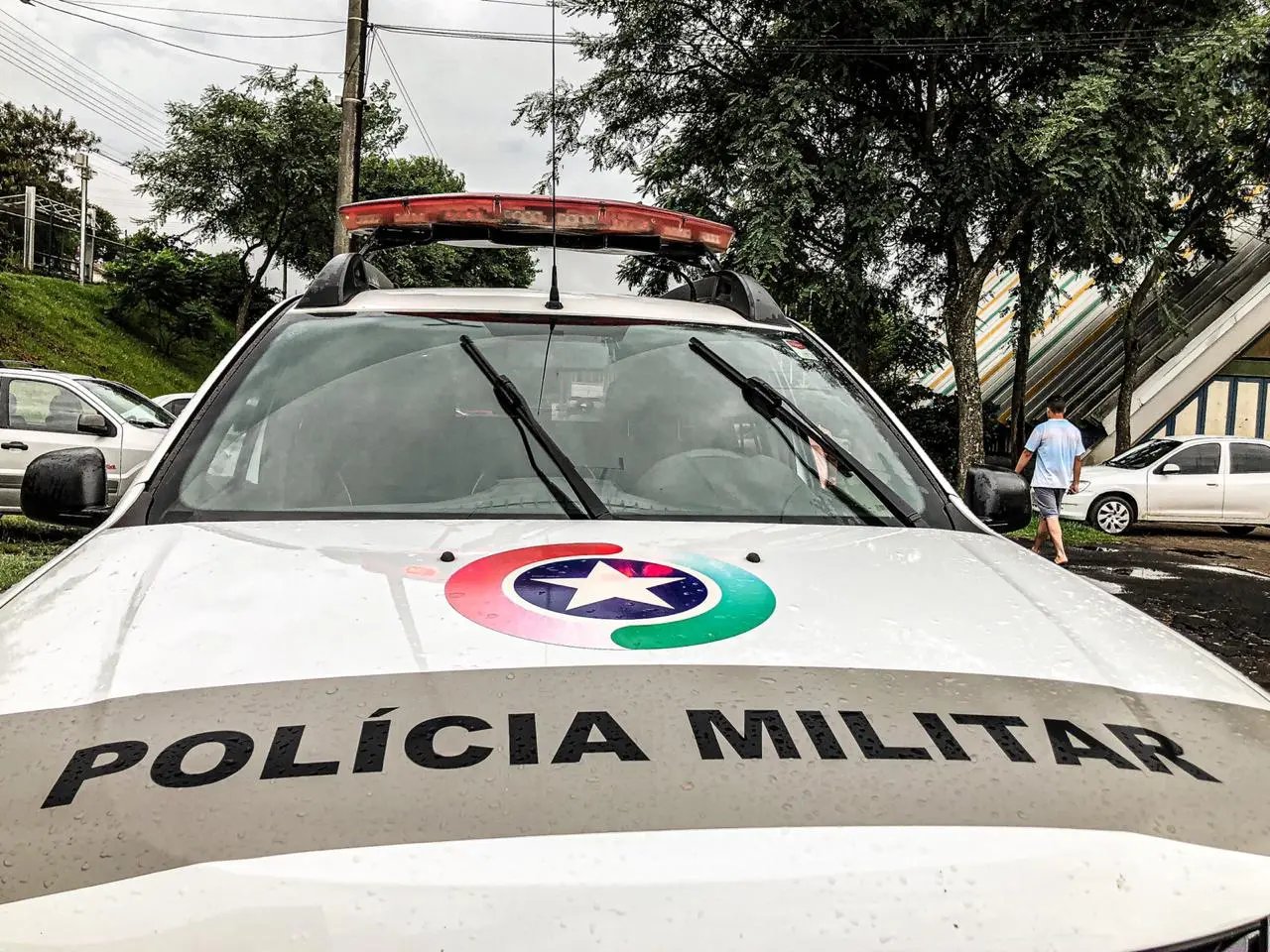 Ap&oacute;s amea&ccedil;ar queimar mulher viva, homem chama policiais de covardes