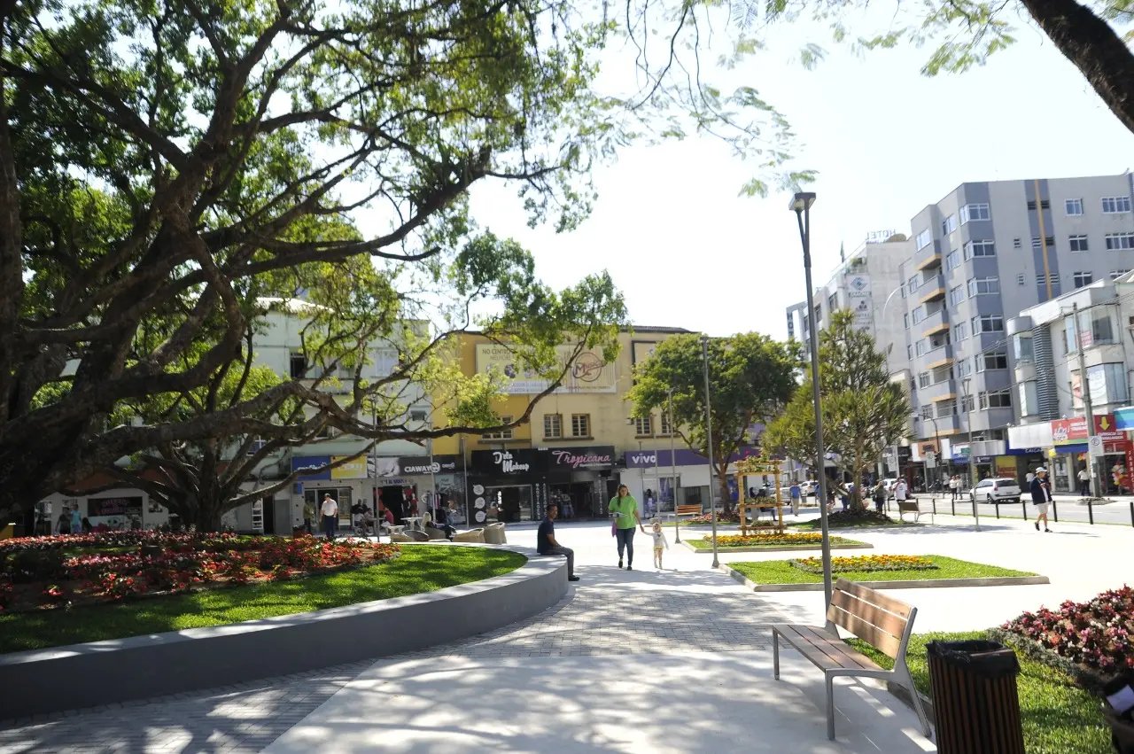 Paisagismo e mobili&aacute;rio contempor&acirc;neo embelezam pra&ccedil;a Bar&atilde;o de Schneeburg 