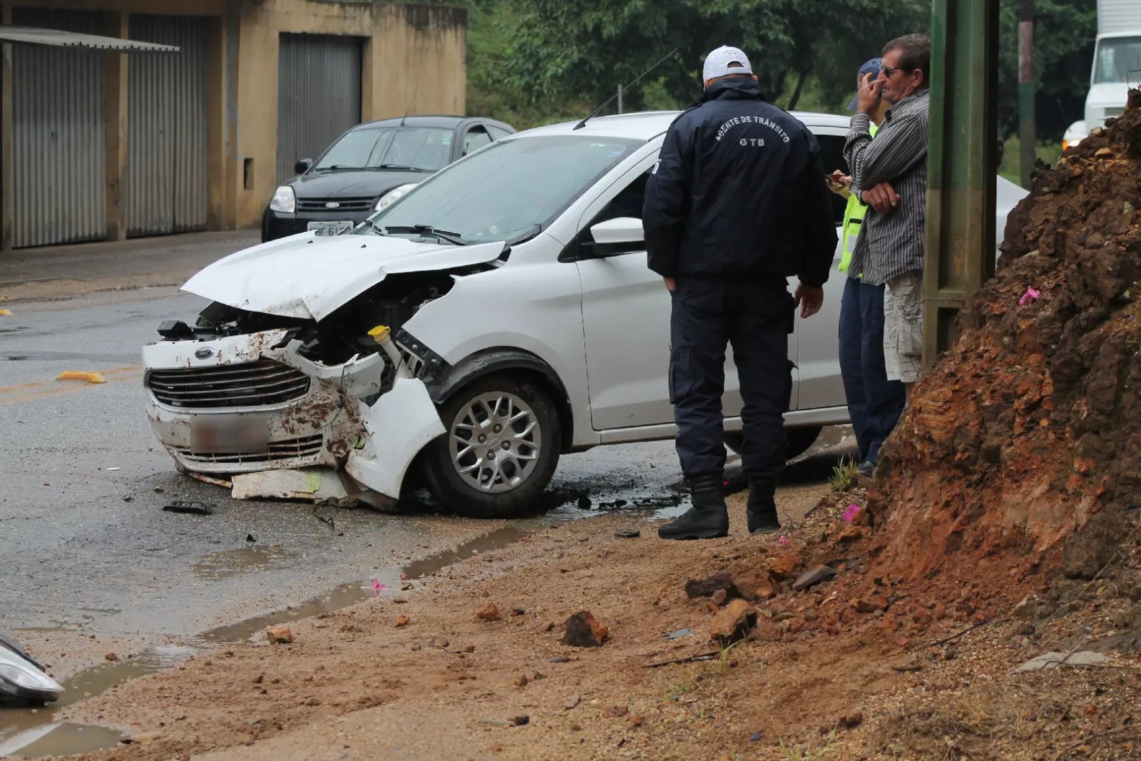 Motorista perde controle e bate carro contra barranco