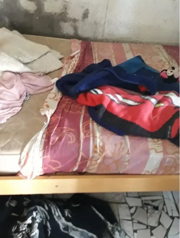 Crian&ccedil;as estavam trancadas e abandonadas em casa pela m&atilde;e