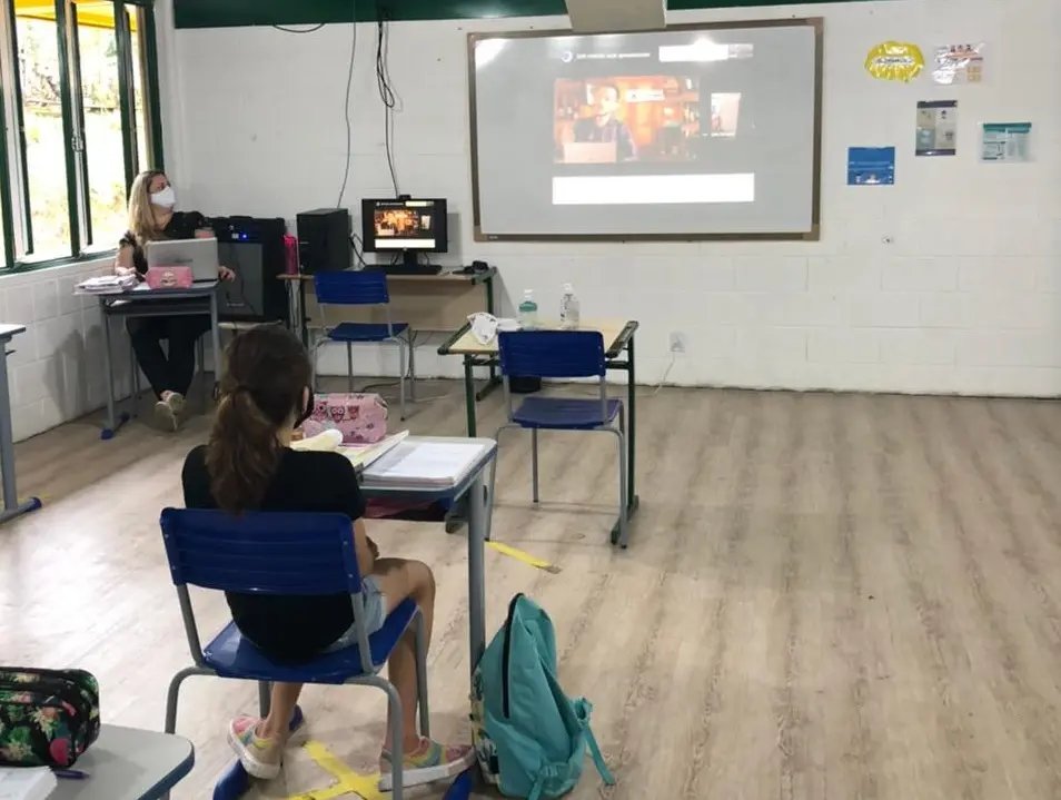 Alunos da Escola Jo&atilde;o Hassmann participam de aulas s&iacute;ncronas