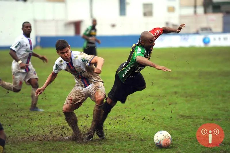 Pedra em árbitro tira mando de campo do Bruscão
