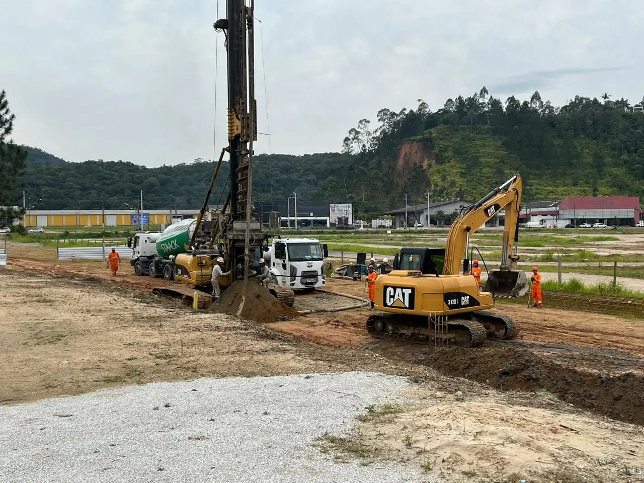 Trabalhos para constru&ccedil;&atilde;o de nova ponte, no Centro, focam na funda&ccedil;&atilde;o da estrutura