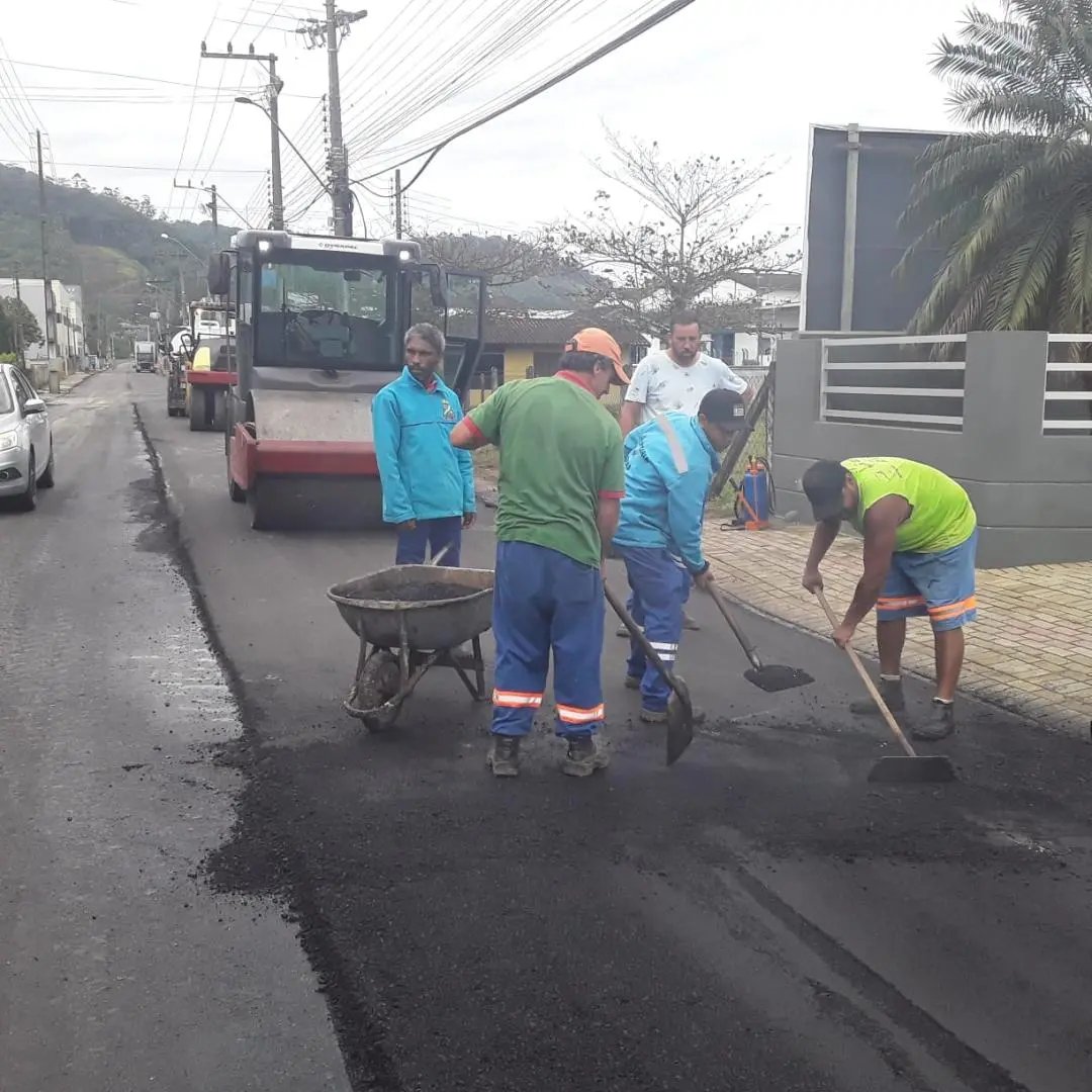 Rua Jo&atilde;o Bianchini, no bairro Rio Branco, recebe servi&ccedil;o de recapagem