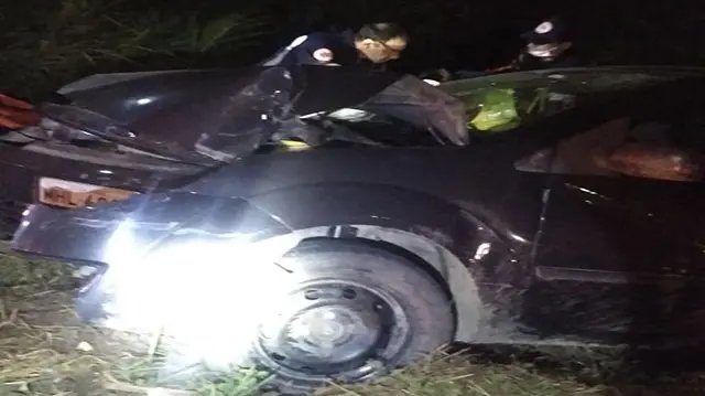 Carro bate em poste e fica &agrave; beira de barranco