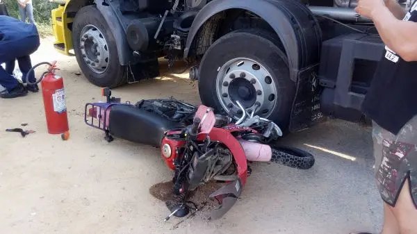 Choque entre moto e caminhão mata uma pessoa