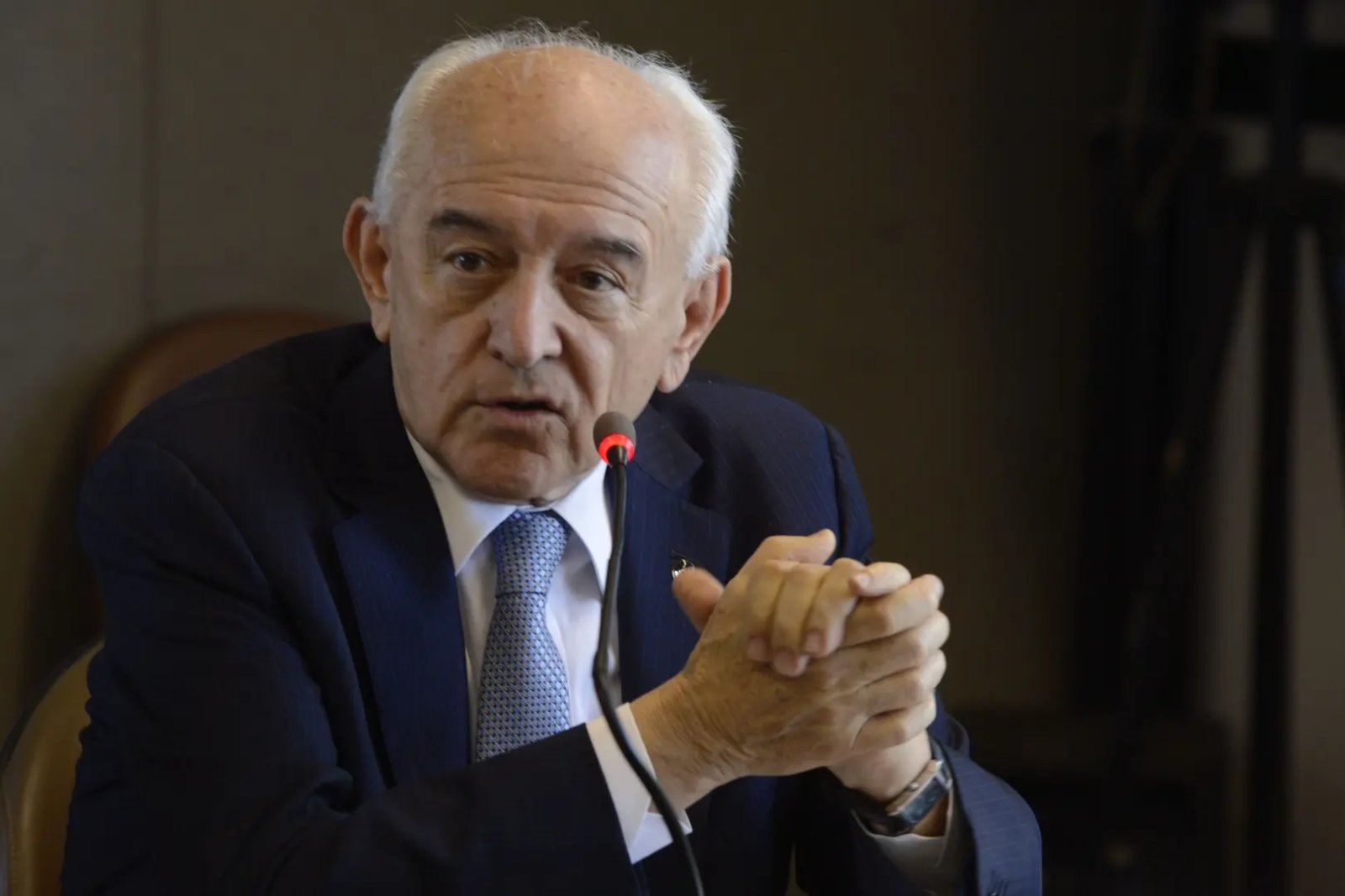 Ministro do Trabalho acompanha processo de venda do banco