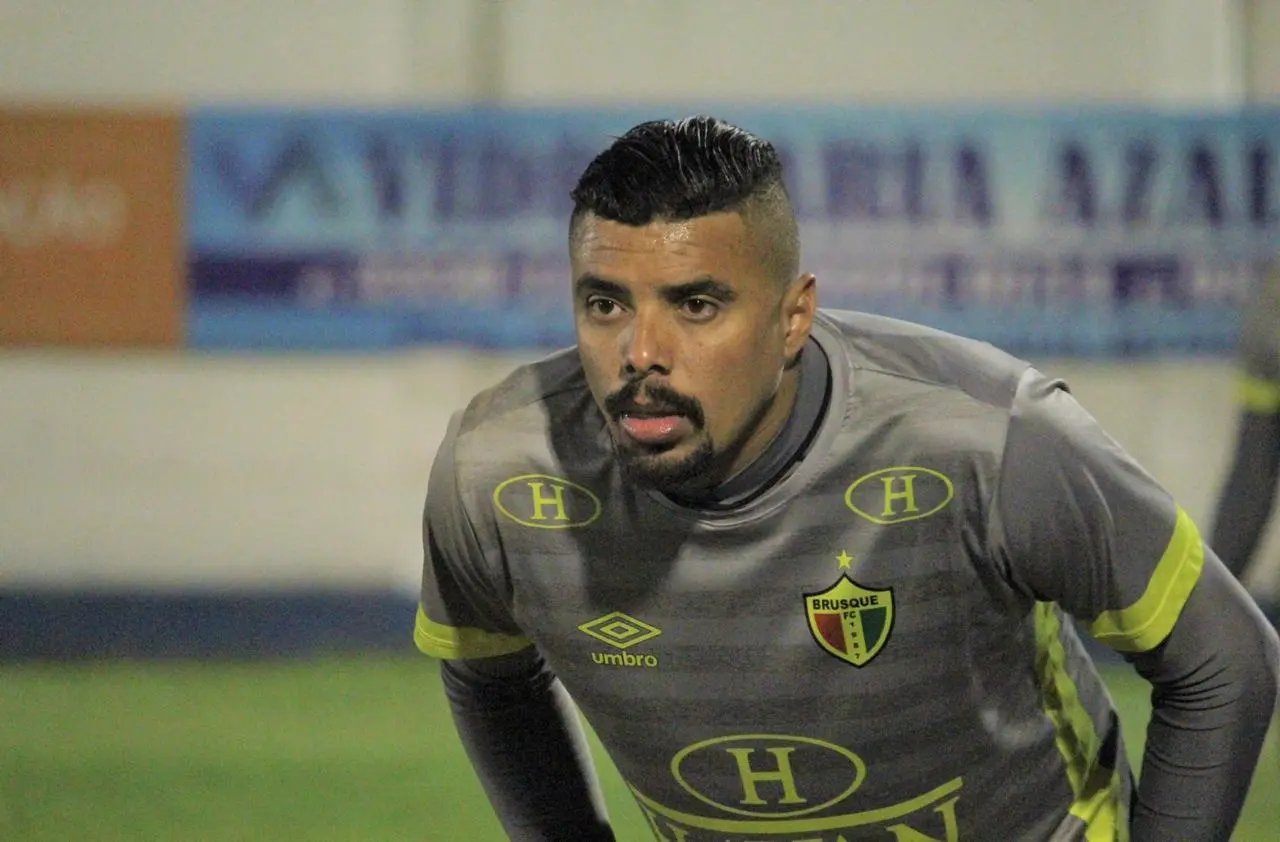 Goleiro do Brusque disputa a d&eacute;cima final de campeonato na carreira
