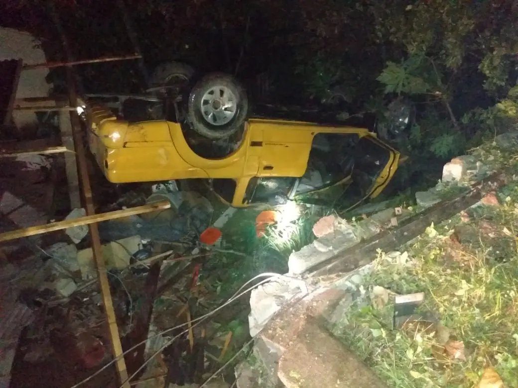 Camioneta capota, invade casa e motorista foge do local