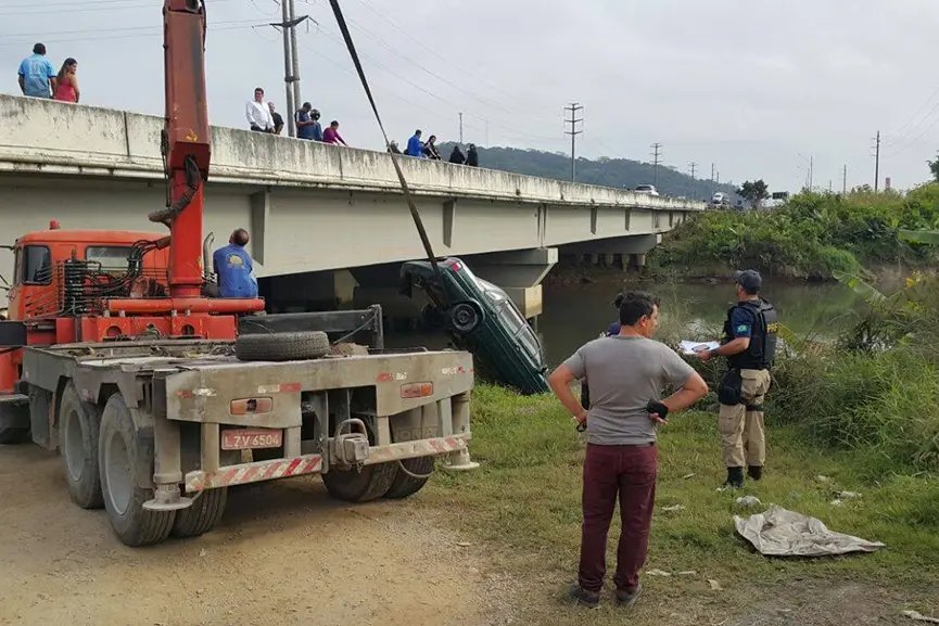 Casal morre após carro cair no rio Itajaí-Mirim