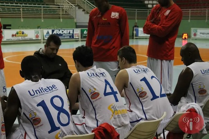 AD Brusque precisa vencer hoje para ir à semifinal