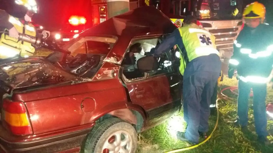Homem fica preso às ferragens após bater carro em poste