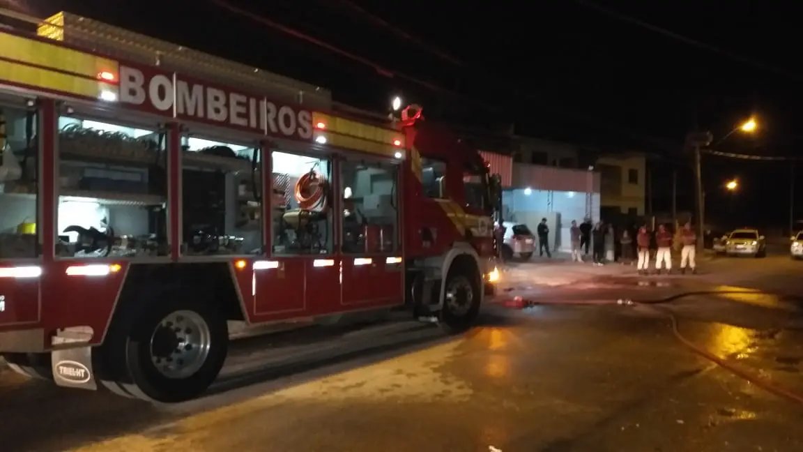 Motociclista cochila enquanto pilota e se acidenta