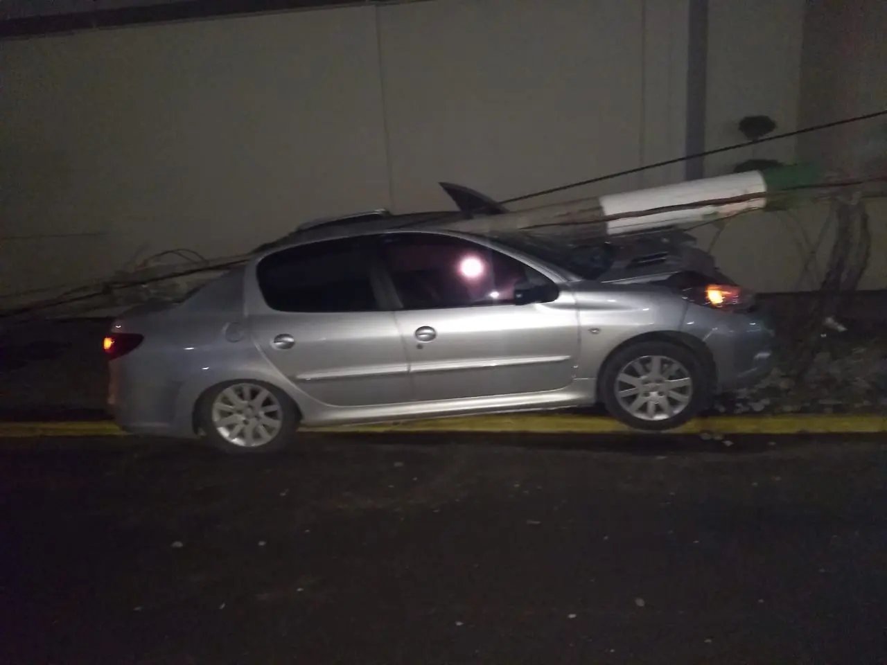 Mulher &eacute; socorrida com suspeita de fratura na face ap&oacute;s colis&atilde;o