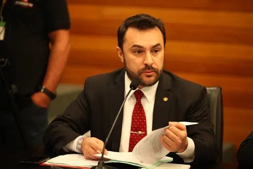 Deputado apresenta PL que prev&ecirc; multa para profissionais de sa&uacute;de que simularem vacina&ccedil;&atilde;o