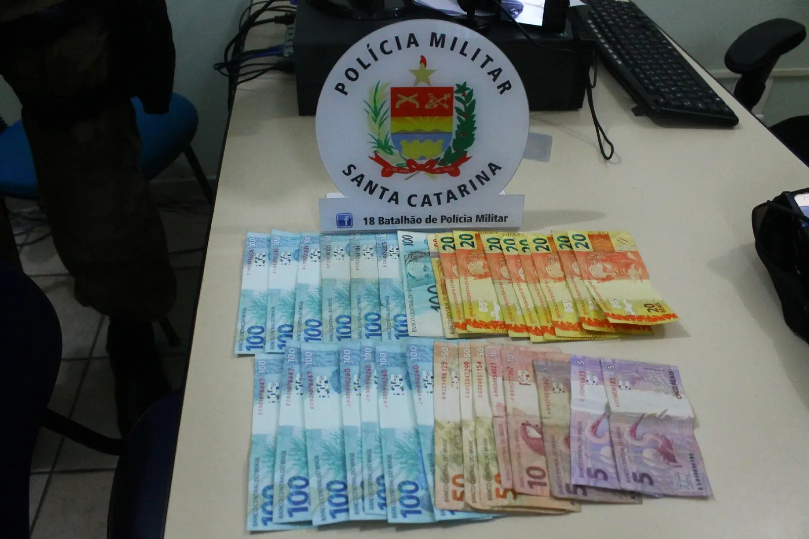 Policiais conduzem casal que passava notas falsas à Delegacia