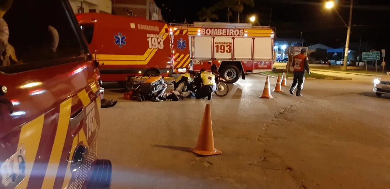 Motociclista &eacute; conduzido ao hospital ap&oacute;s se envolver em acidente no bairro Steffen