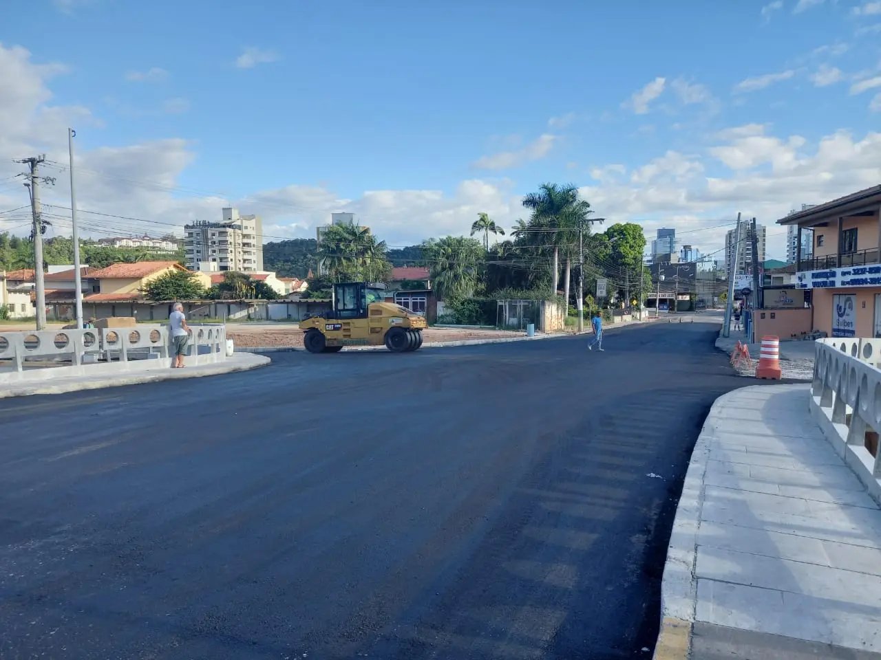 Obra de asfalto na Ponte M&aacute;rio Olinger, a Ponte dos Bombeiros, &eacute; conclu&iacute;da