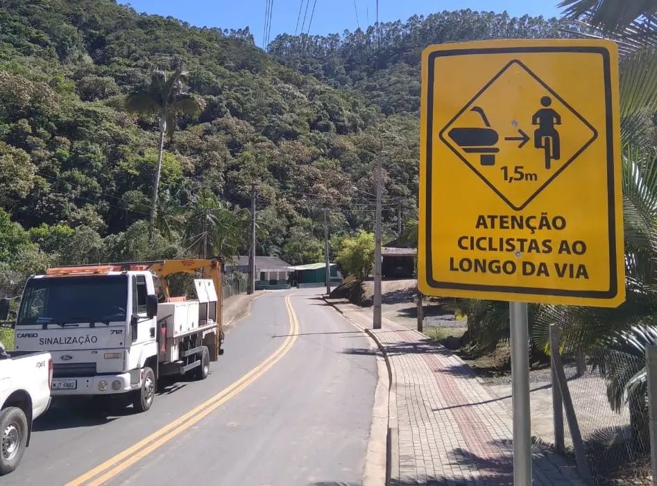 Prefeitura de Brusque instala placas de alerta para compartilhamento de ruas