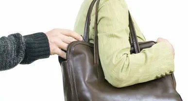 Ladrão tenta furtar bolsa e faz piada de falta de dinheiro