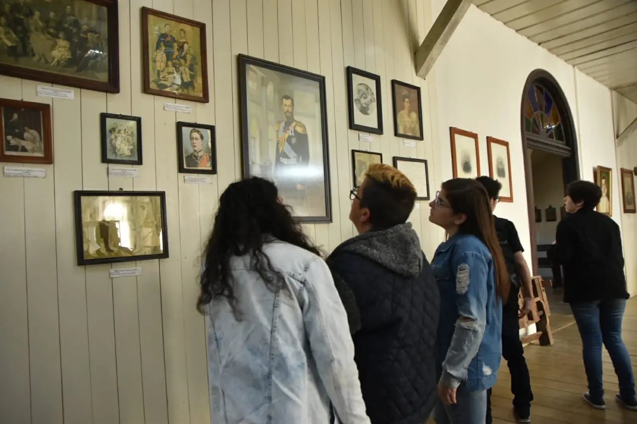 Tour pela hist&oacute;ria da cidade re&uacute;ne mais de 40 pessoas na v&eacute;spera do anivers&aacute;rio de Brusque 