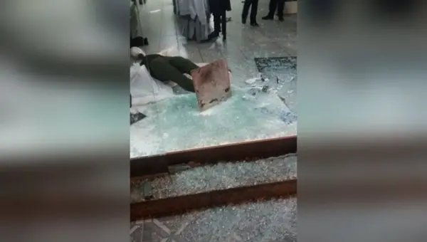 Ladrões quebram vidro e dão prejuízo a loja