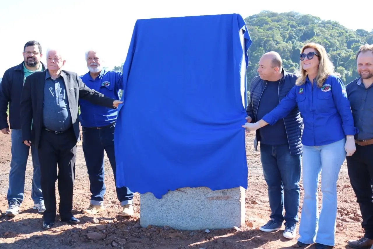 Prefeitura e Jeep Clube inauguram pedra fundamental no Centro de Eventos Chico Wehmuth