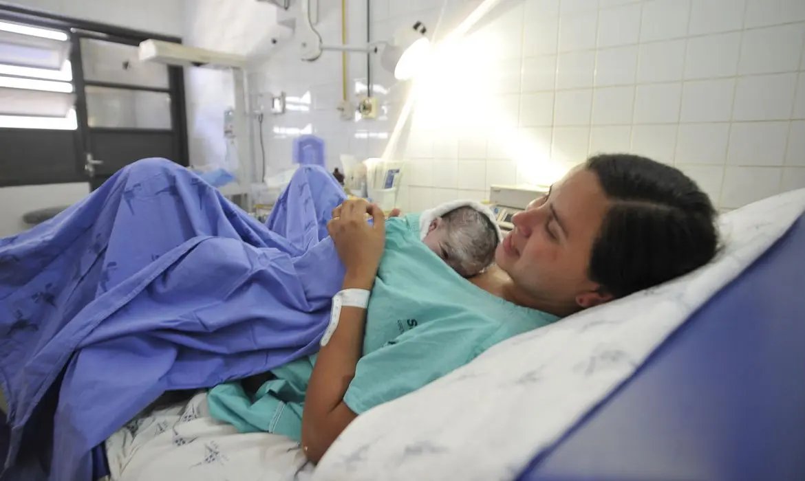 Sal&aacute;rio-maternidade pode ser estendido para m&atilde;es em caso de interna&ccedil;&atilde;o