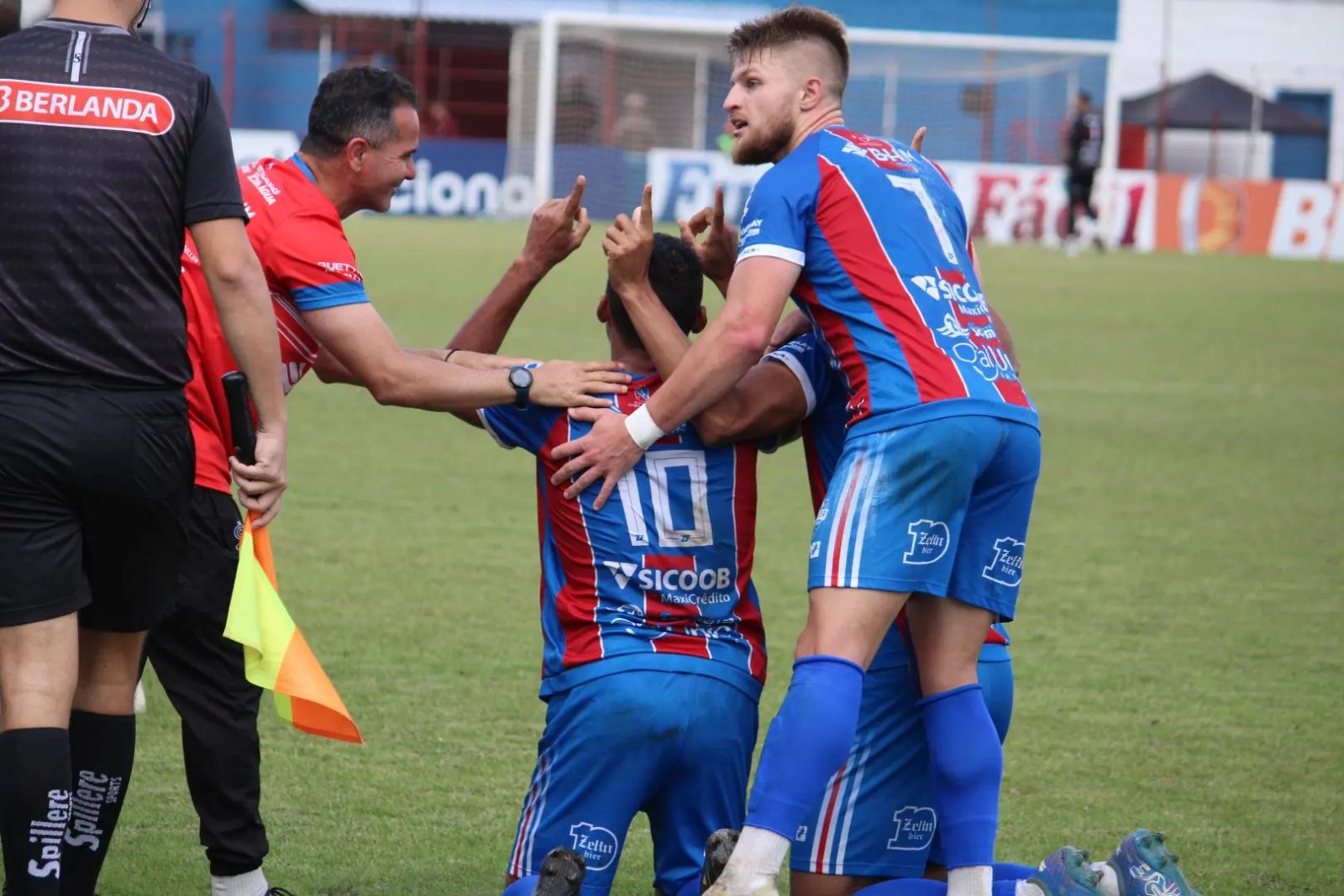 Com gol contra, Renaux bate o Joinville no Augusto Bauer