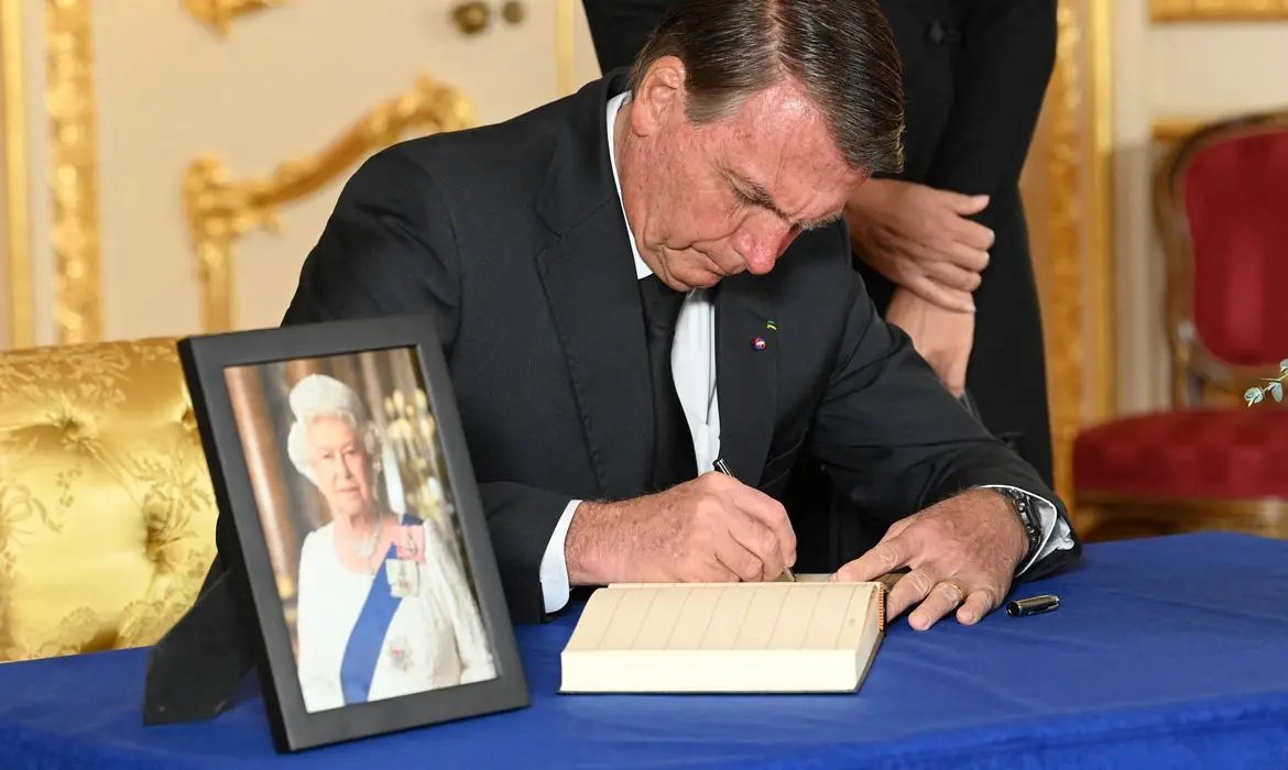 Presidente visita caix&atilde;o da Rainha Elisabeth e presta condol&ecirc;ncias