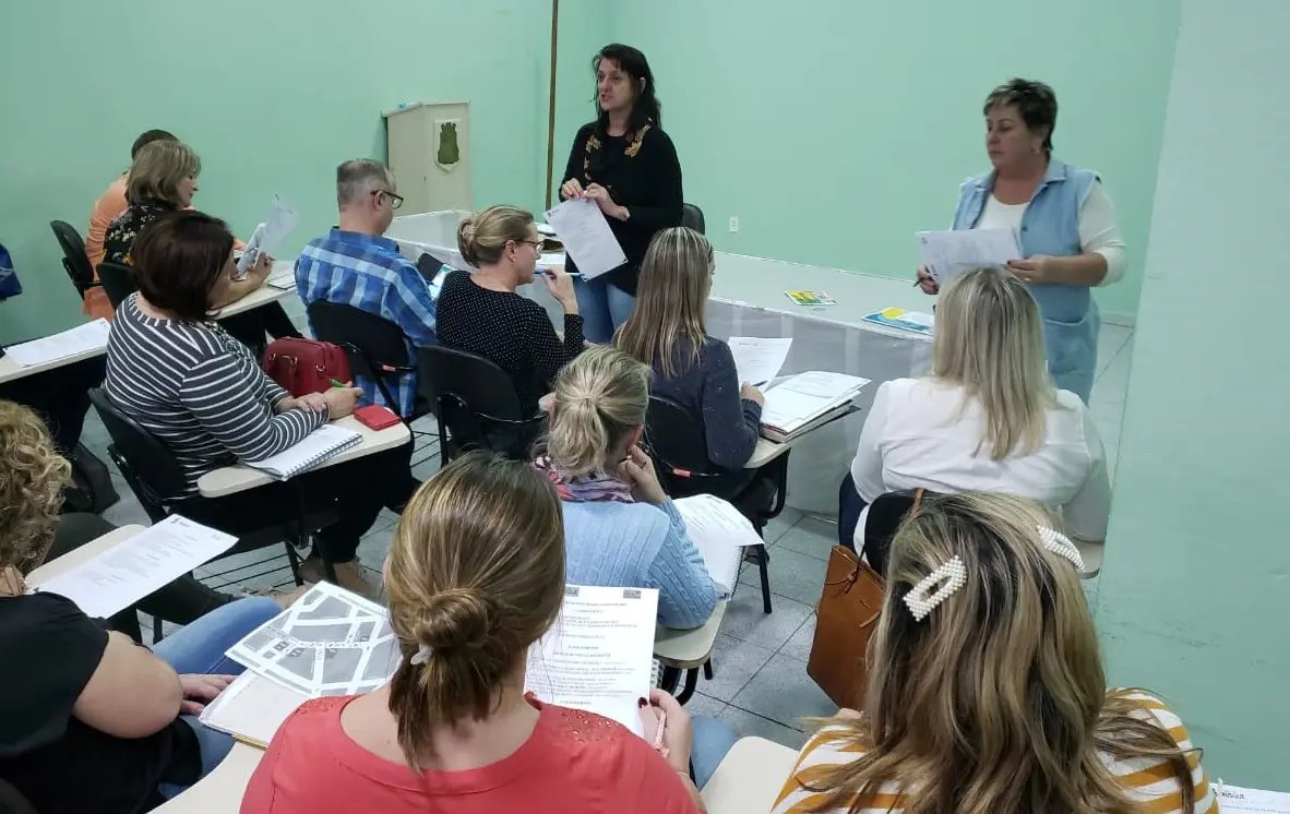 Reuni&atilde;o re&uacute;ne participantes do desfile de 4 de agosto