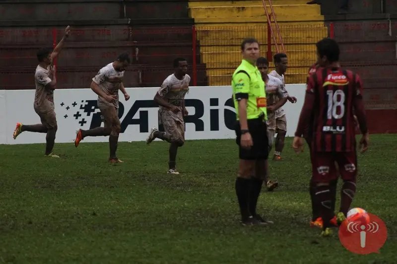 Vitória na estreia e no último lance