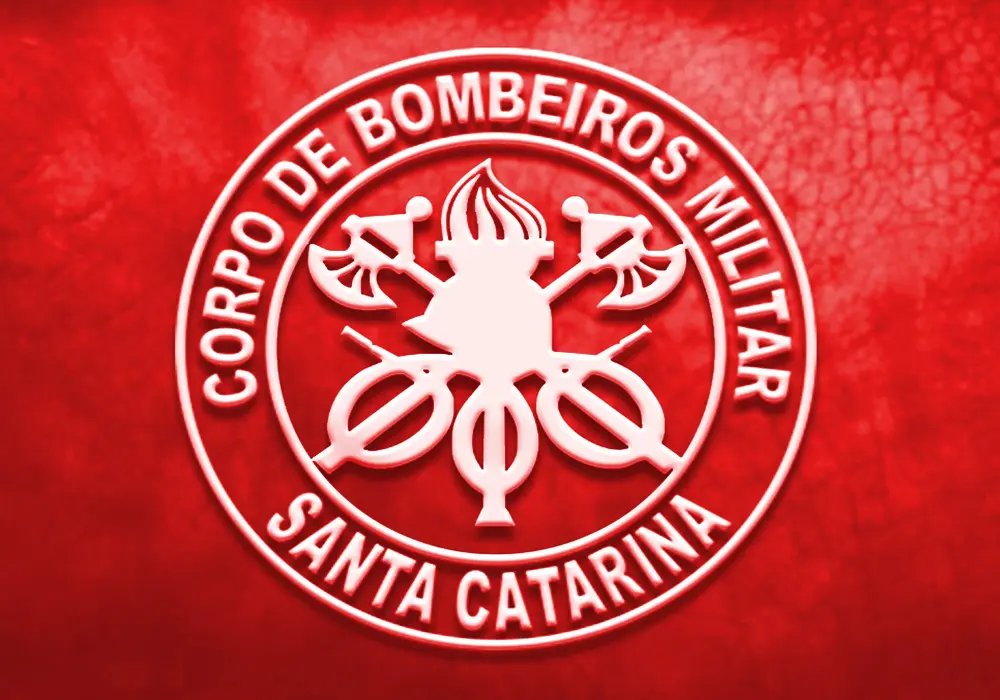 Motociclista bate contra poste 