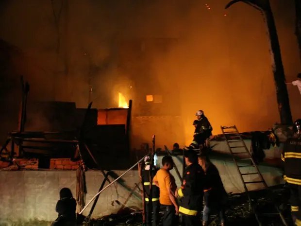 Três morrem carbonizados com incêndio em favela
