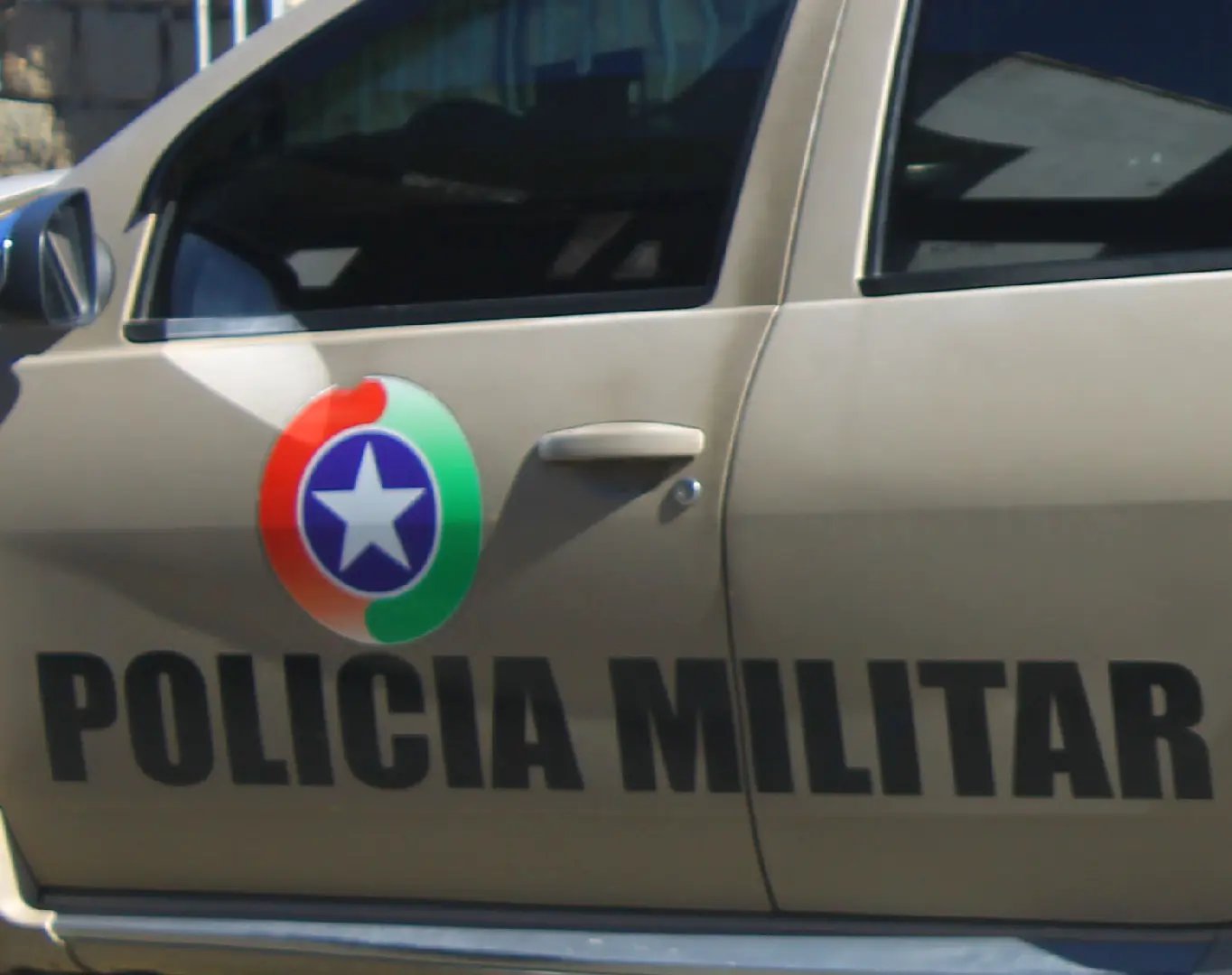 Ladrões amarram mulher e assaltam residência