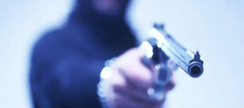 Armado, homem assalta farmácia e foge de bicicleta