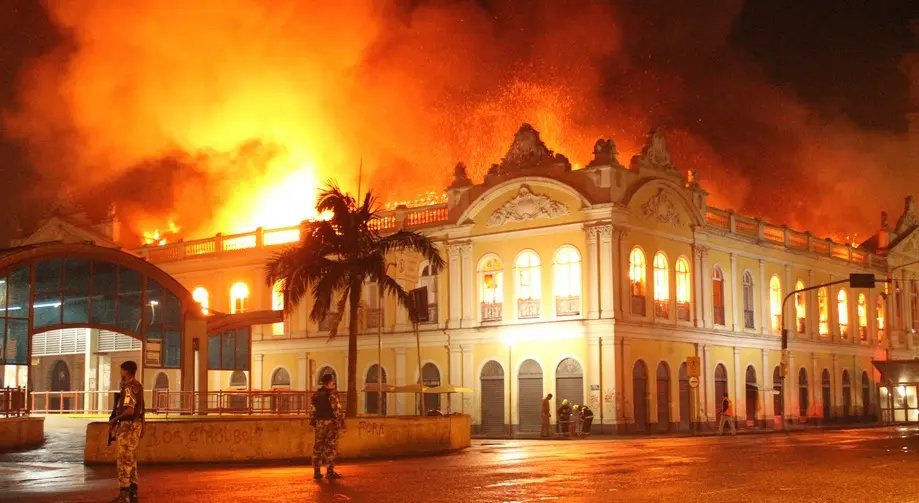 Incêndio atinge Mercado Público de Porto Alegre