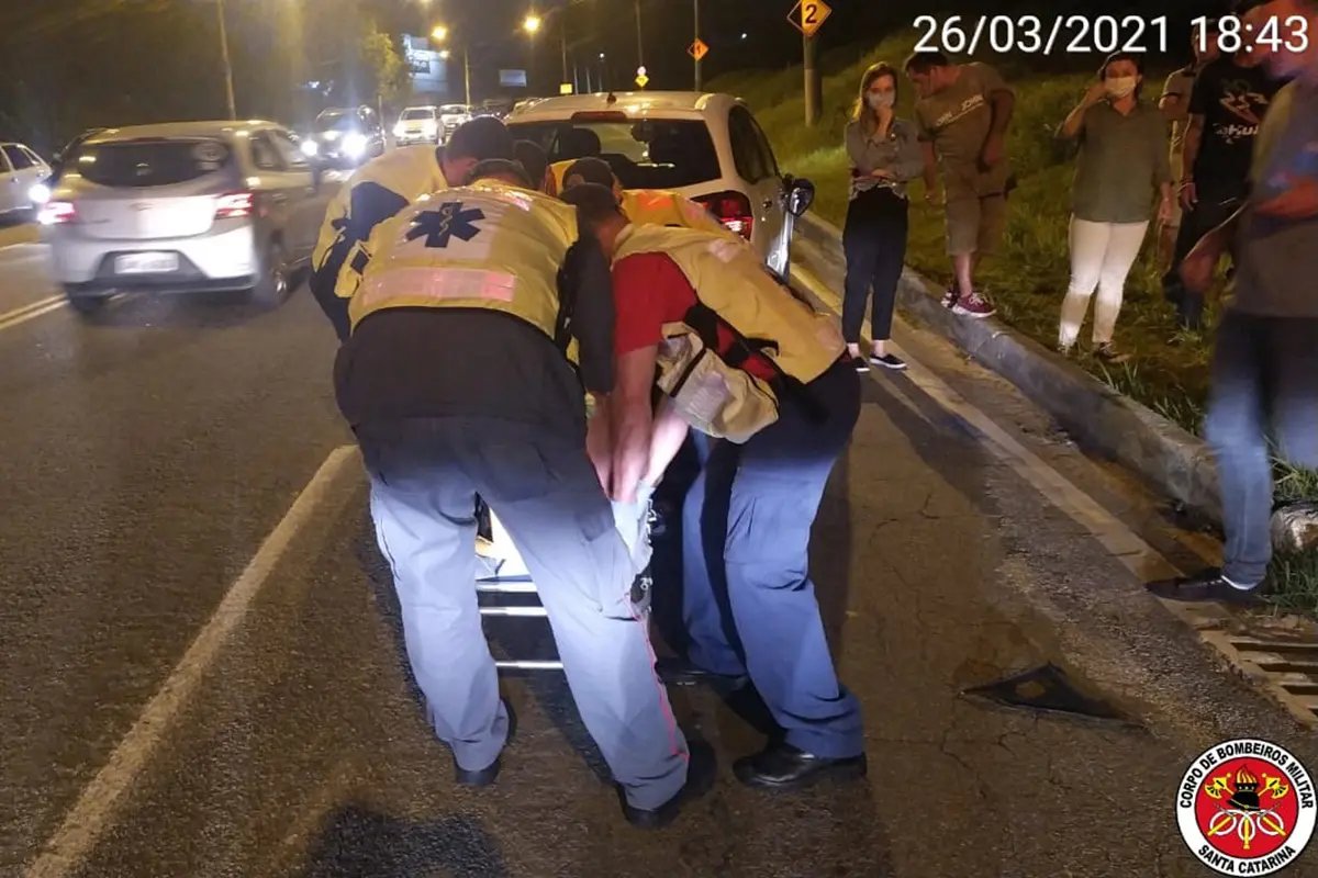 Carro e moto colidem na Rodovia Ant&ocirc;nio Heil
