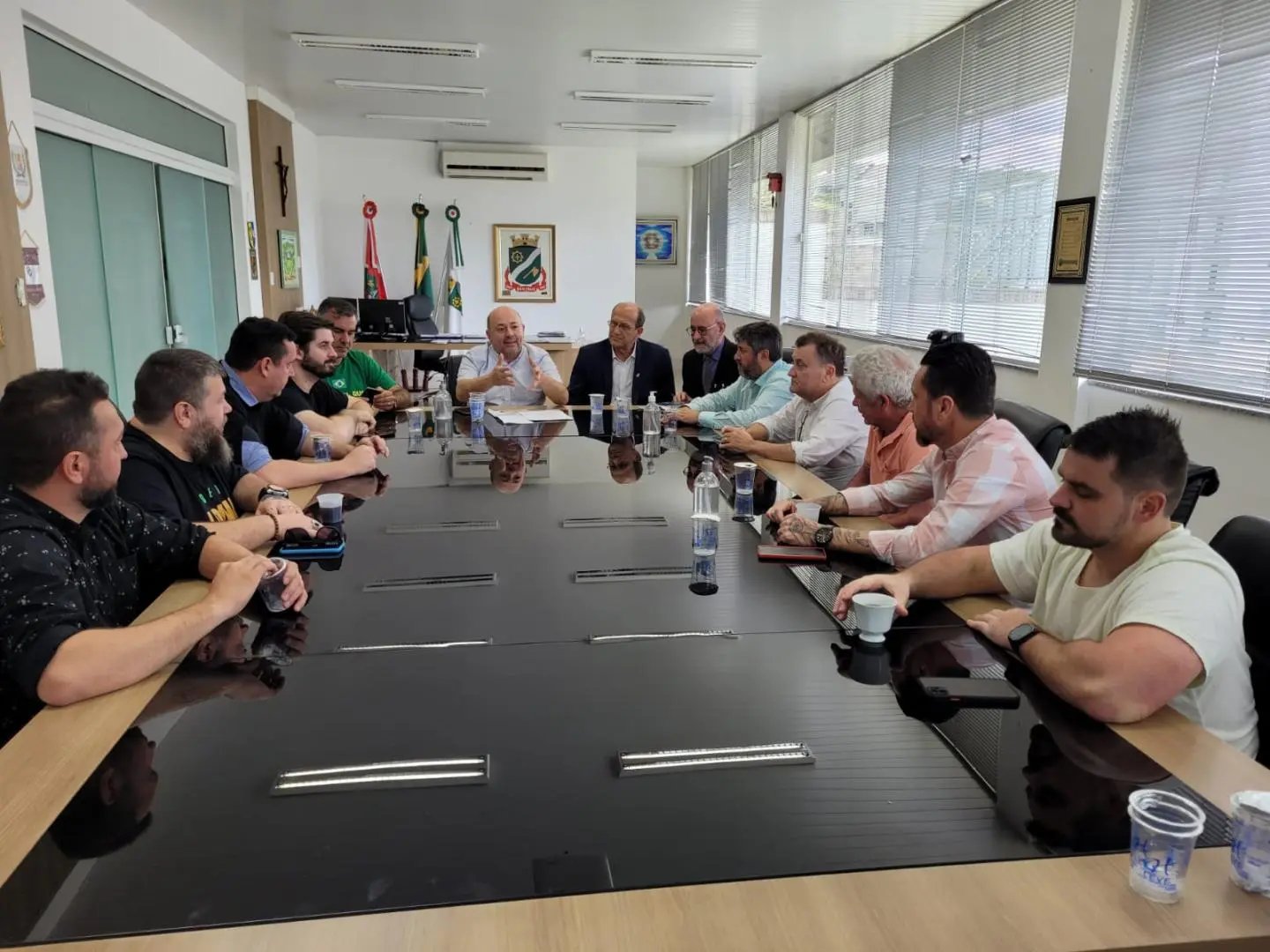 Prefeito e vereadores se re&uacute;nem para debater mau cheiro no bairro Limeira