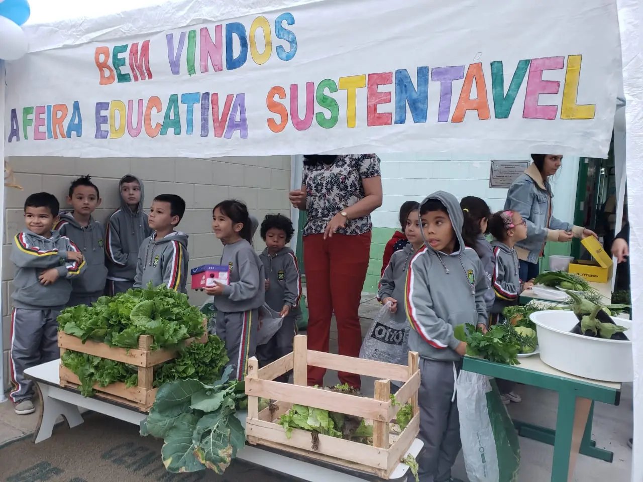 Alunos e professores do CEI Em&iacute;lia Floriani realizam feirinha sustent&aacute;vel