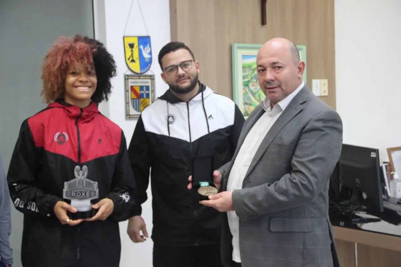 Prefeito Ari Vequi recebe campe&atilde; brasileira de boxe