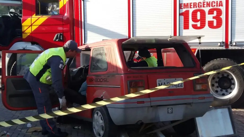 Carro capota e condutor morre após infarto