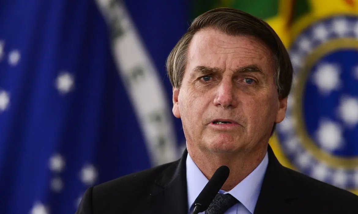 Programa que reduz jornadas e sal&aacute;rios de empregados vai voltar, diz Bolsonaro 