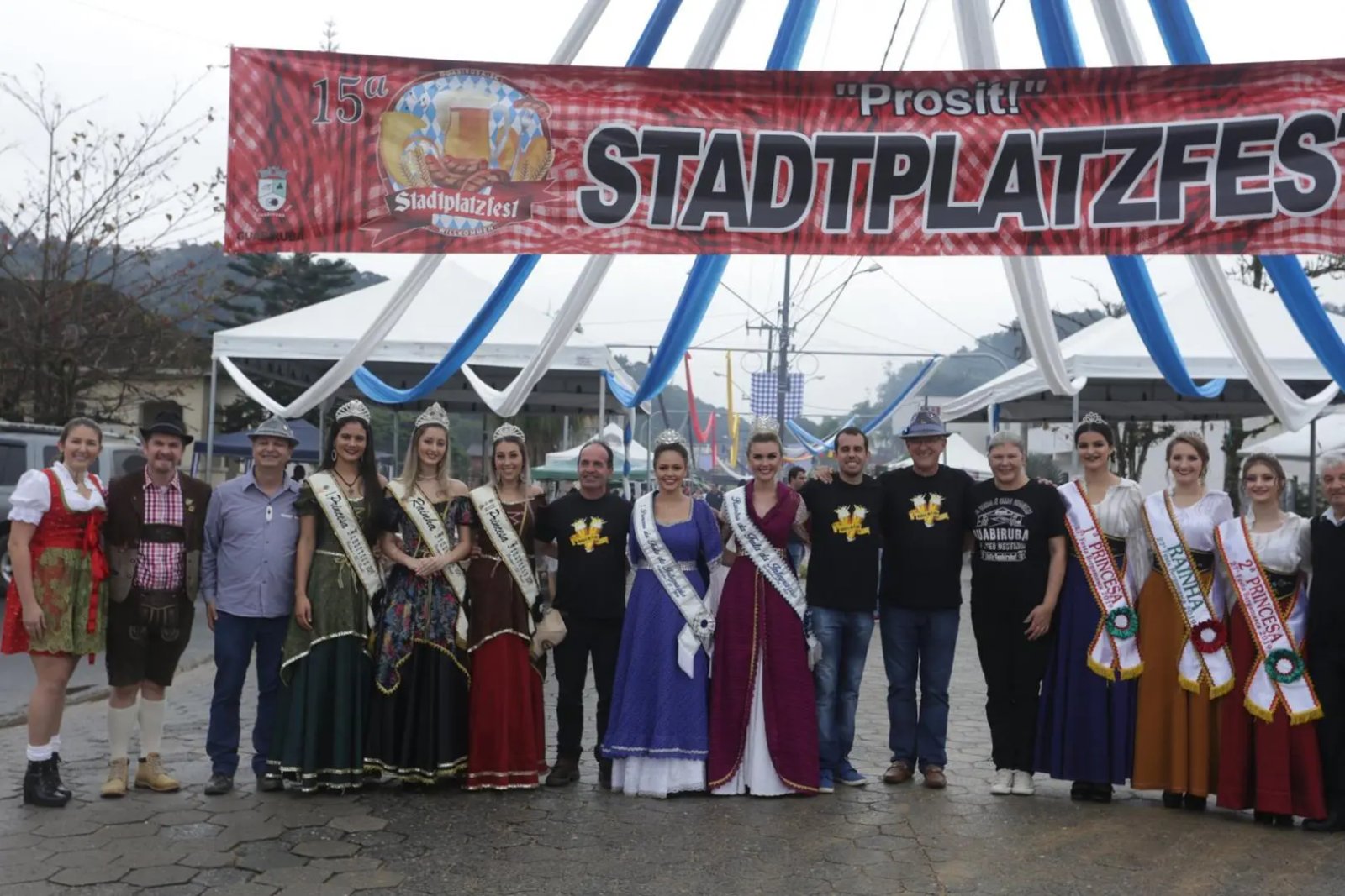 Nem a chuva espantou os foli&otilde;es da 15&ordf; Stadtplatzfest