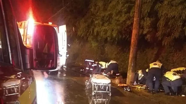 Moto colide contra poste na 1&ordm; de Maio