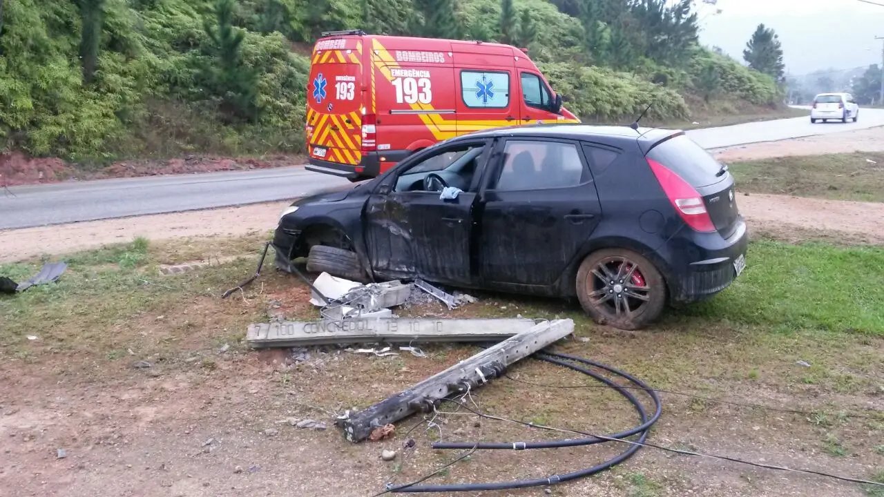 Carro bate em poste e motorista é levada ao hospital