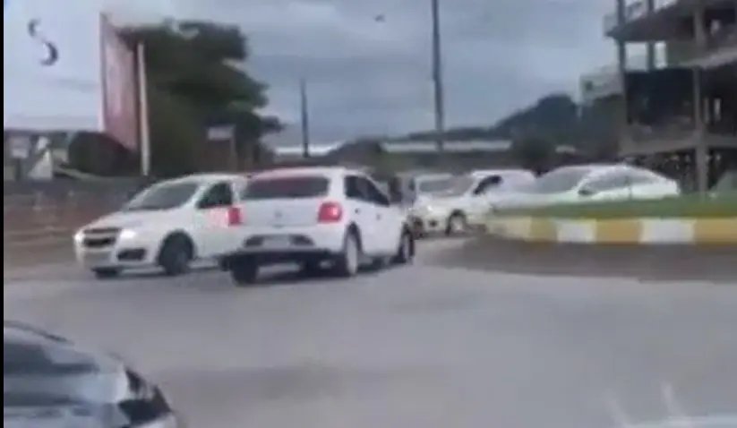 (V&Iacute;DEO) Homem que se jogou no rio circulou com carro batido e fazendo manobras perigosas